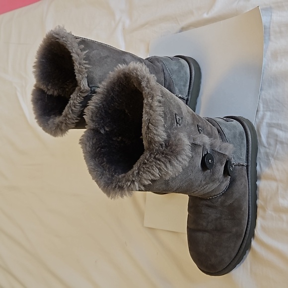 Grey Ugg Boots Bailey Button Triplet II Size 6